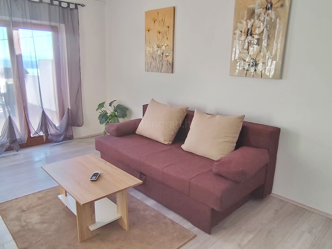 Crikvenica, garsonjera s teraso in prostornim vrtom!