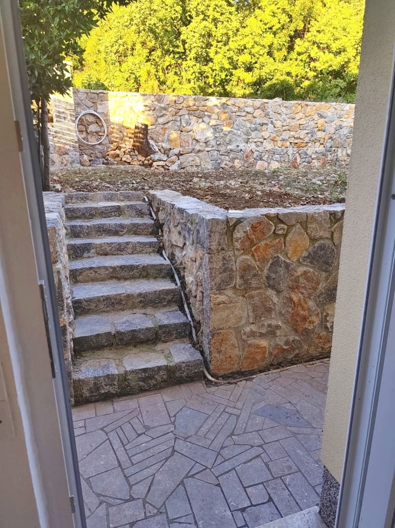 Crikvenica, garsonjera s teraso in prostornim vrtom!