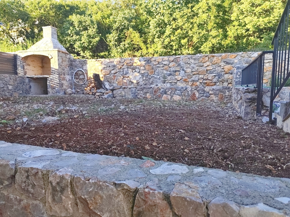 Crikvenica, garsonjera s teraso in prostornim vrtom!