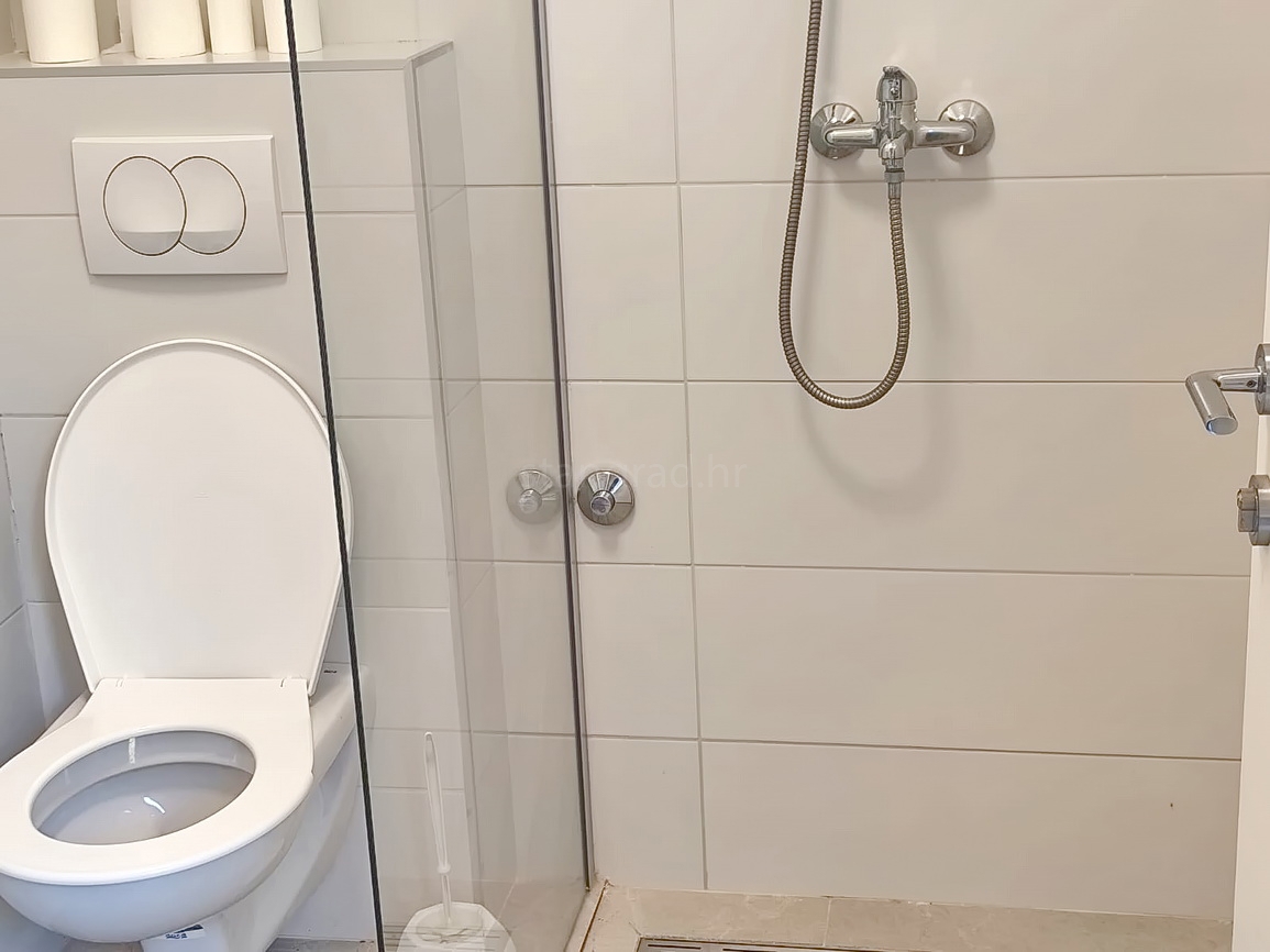 Crikvenica, garsonjera s teraso in prostornim vrtom!