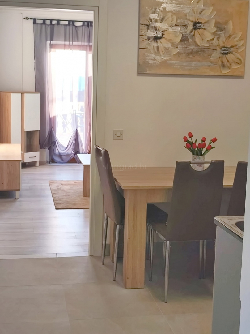 Crikvenica, garsonjera s teraso in prostornim vrtom!