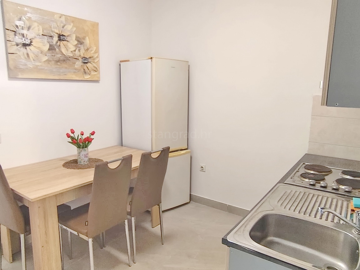 Crikvenica, garsonjera s teraso in prostornim vrtom!