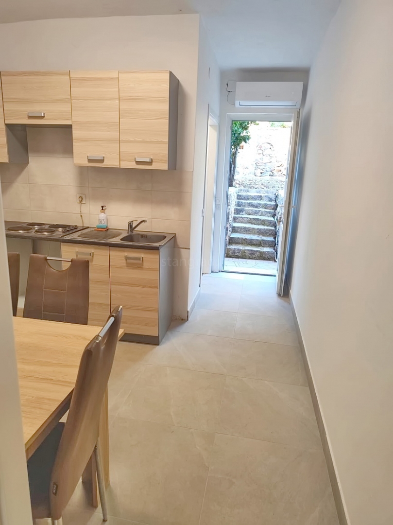 Crikvenica, garsonjera s teraso in prostornim vrtom!