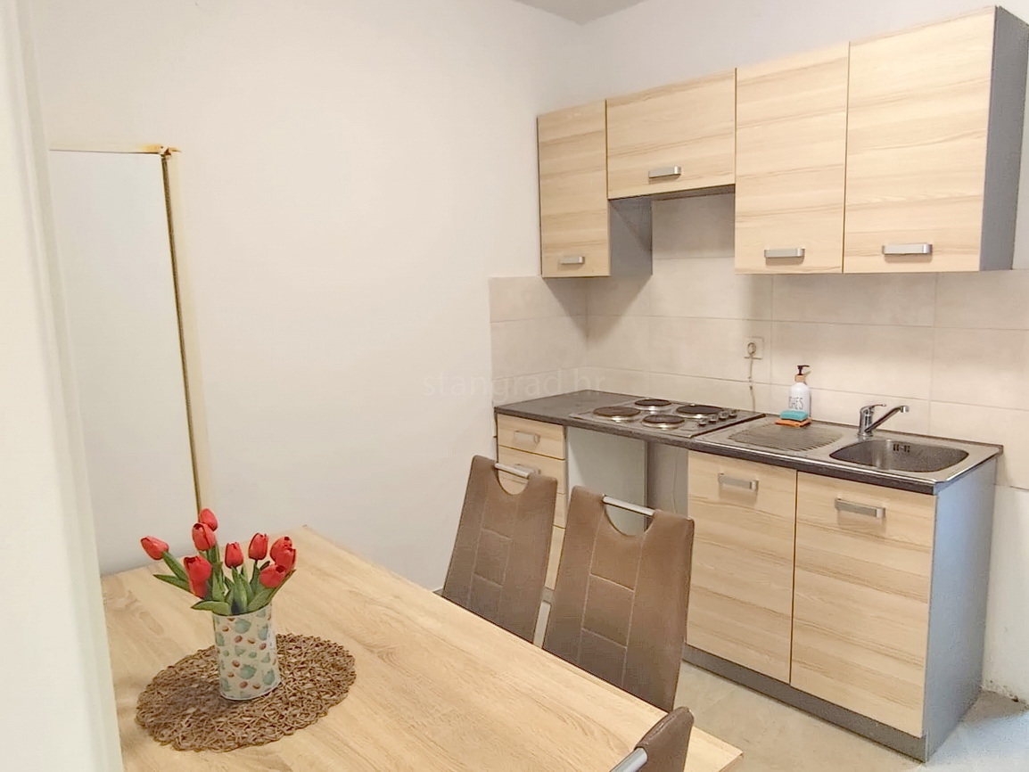 Crikvenica, garsonjera s teraso in prostornim vrtom!