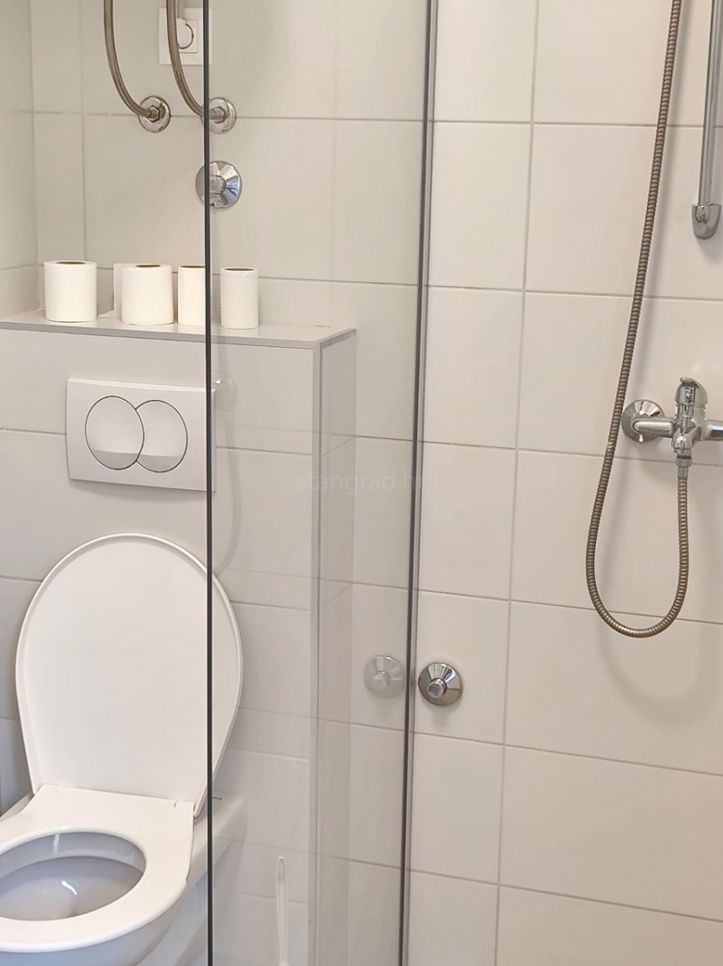 Crikvenica, garsonjera s teraso in prostornim vrtom!