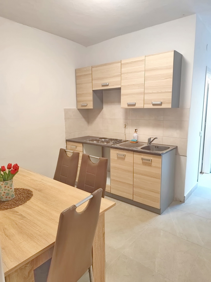 Crikvenica, garsonjera s teraso in prostornim vrtom!