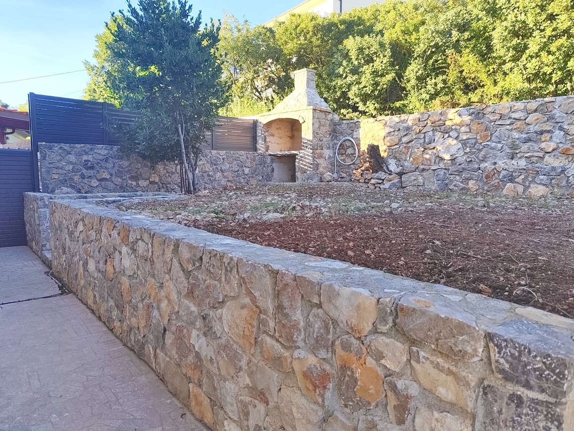 Crikvenica, garsonjera s teraso in prostornim vrtom!