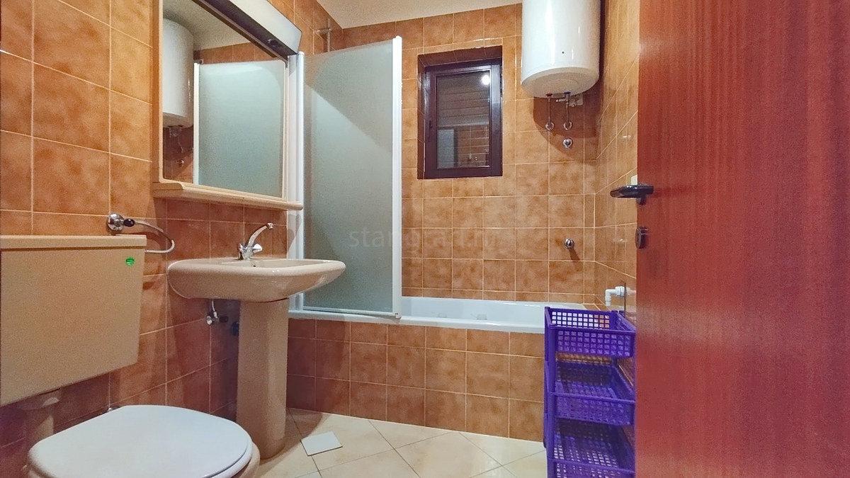 Novi Vinodolski, pritlično stanovanje s teraso v bližini morja!