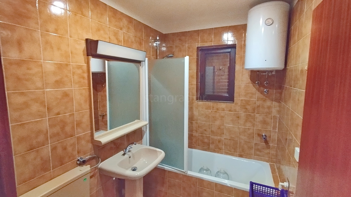 Novi Vinodolski, pritlično stanovanje s teraso v bližini morja!