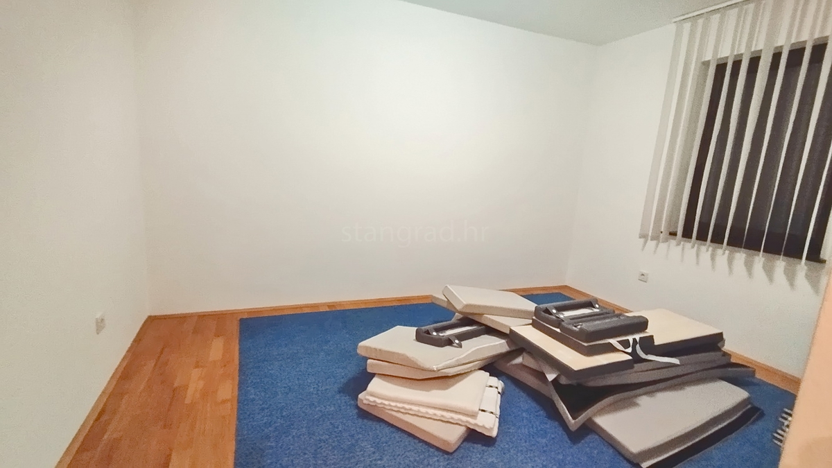 Novi Vinodolski, pritlično stanovanje s teraso v bližini morja!