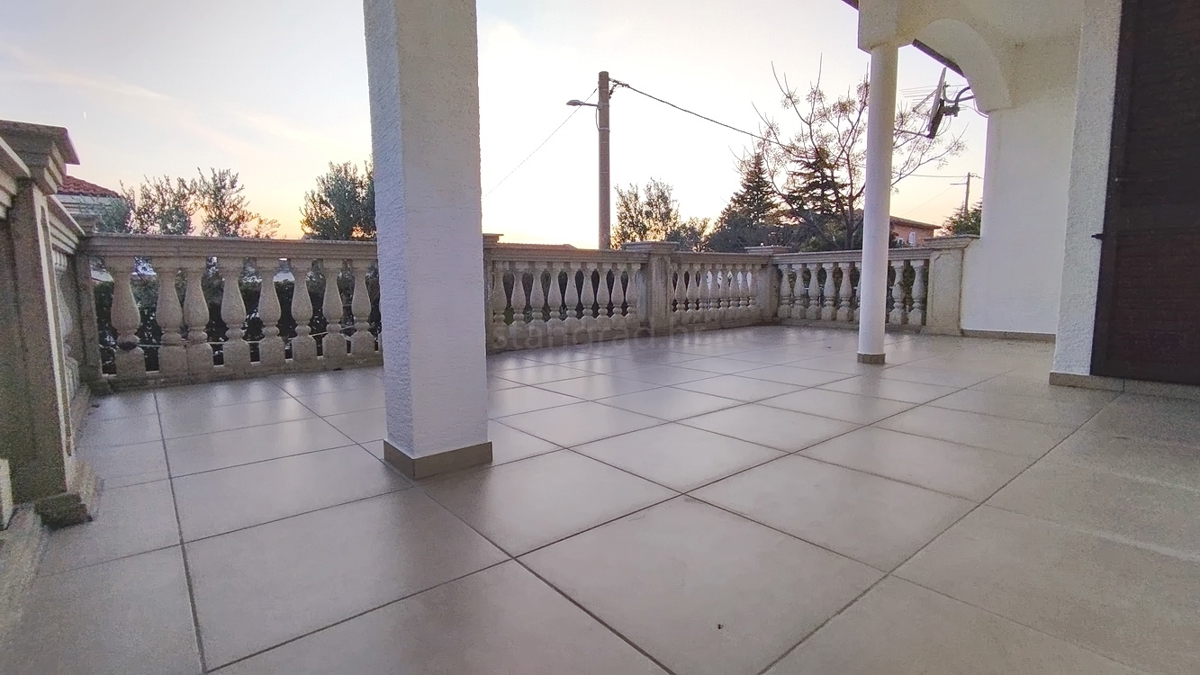 Novi Vinodolski, pritlično stanovanje s teraso v bližini morja!