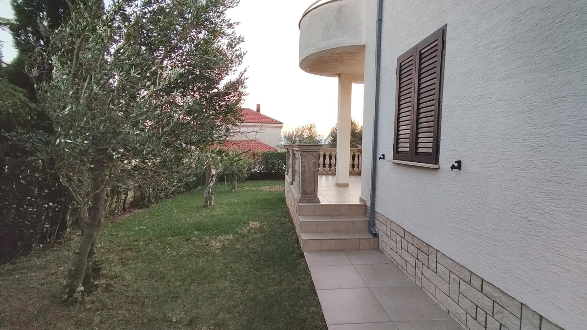 Novi Vinodolski, pritlično stanovanje s teraso v bližini morja!