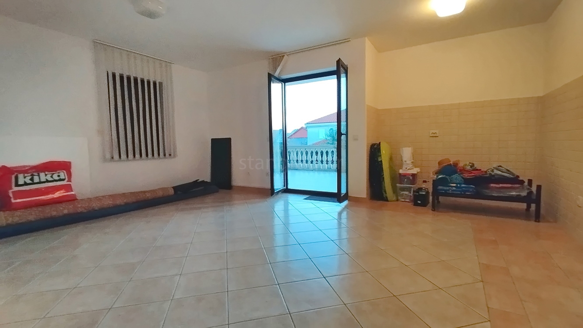 Novi Vinodolski, pritlično stanovanje s teraso v bližini morja!