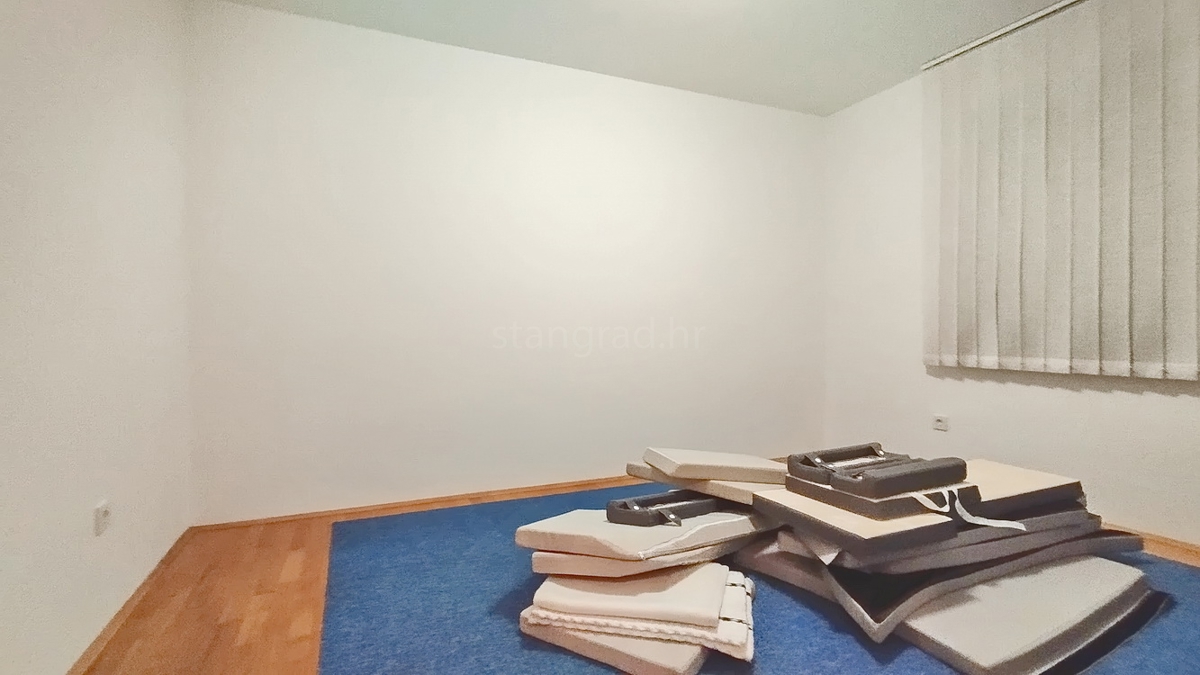 Novi Vinodolski, pritlično stanovanje s teraso v bližini morja!