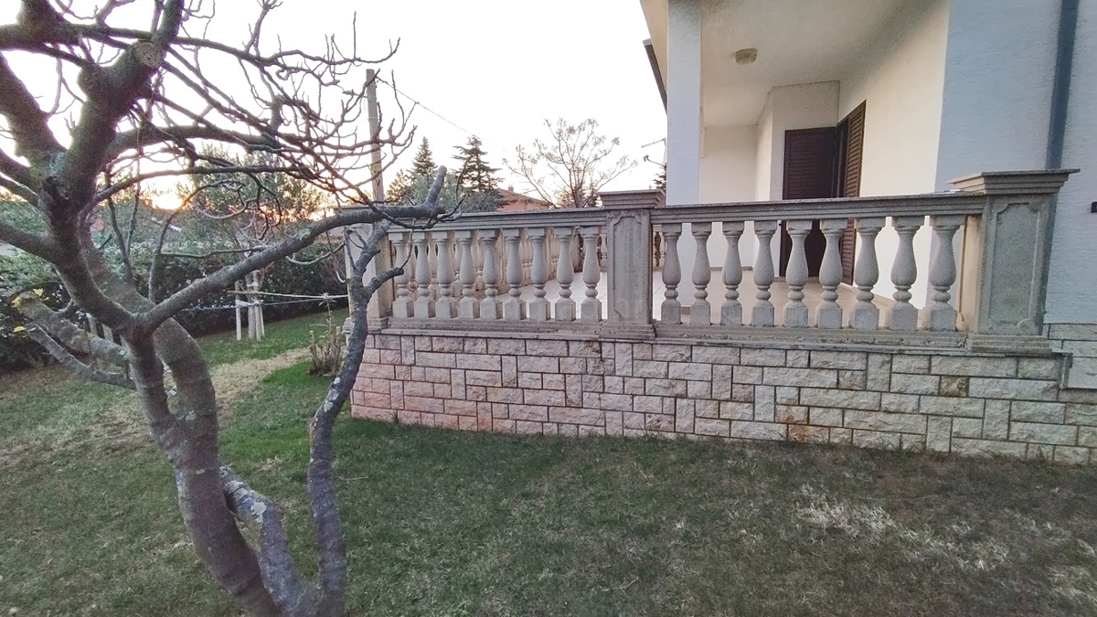 Novi Vinodolski, pritlično stanovanje s teraso v bližini morja!