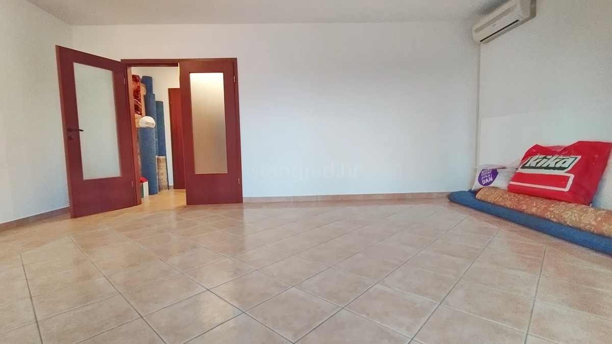 Novi Vinodolski, pritlično stanovanje s teraso v bližini morja!