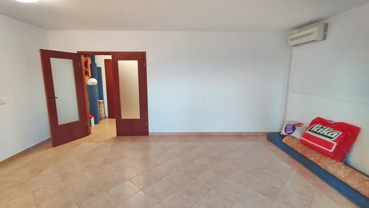 Novi Vinodolski, pritlično stanovanje s teraso v bližini morja!