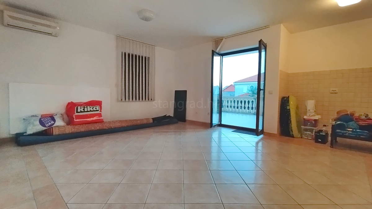 Novi Vinodolski, pritlično stanovanje s teraso v bližini morja!