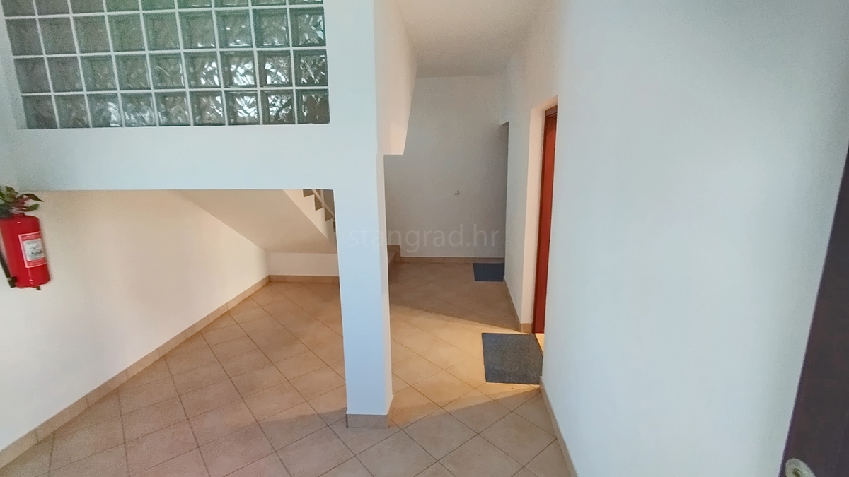 Novi Vinodolski, pritlično stanovanje s teraso v bližini morja!