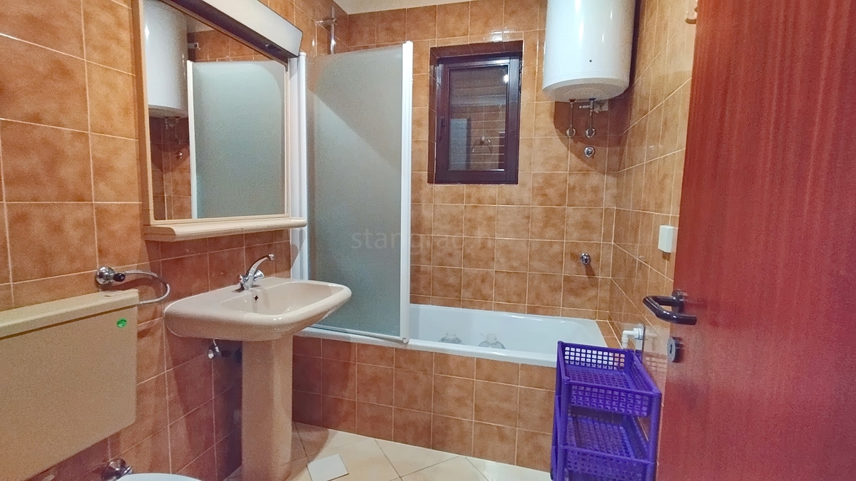 Novi Vinodolski, pritlično stanovanje s teraso v bližini morja!