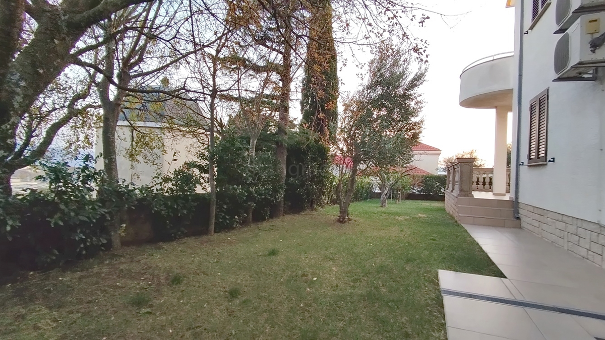 Novi Vinodolski, pritlično stanovanje s teraso v bližini morja!