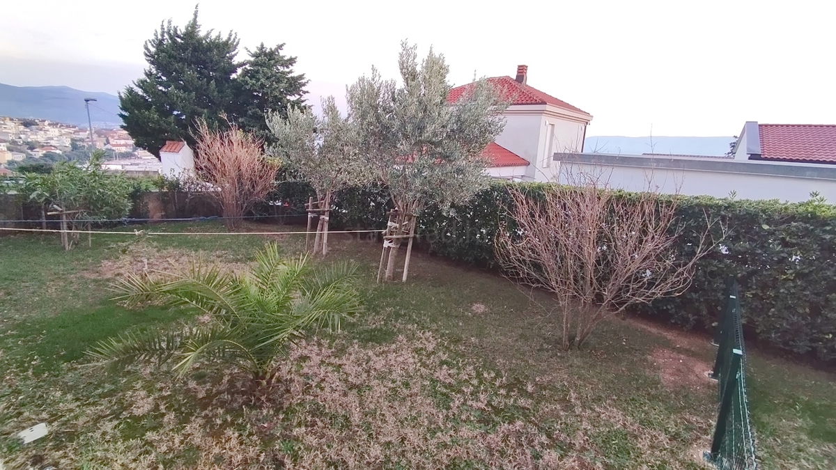 Novi Vinodolski, pritlično stanovanje s teraso v bližini morja!