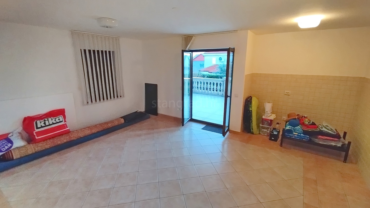 Novi Vinodolski, pritlično stanovanje s teraso v bližini morja!