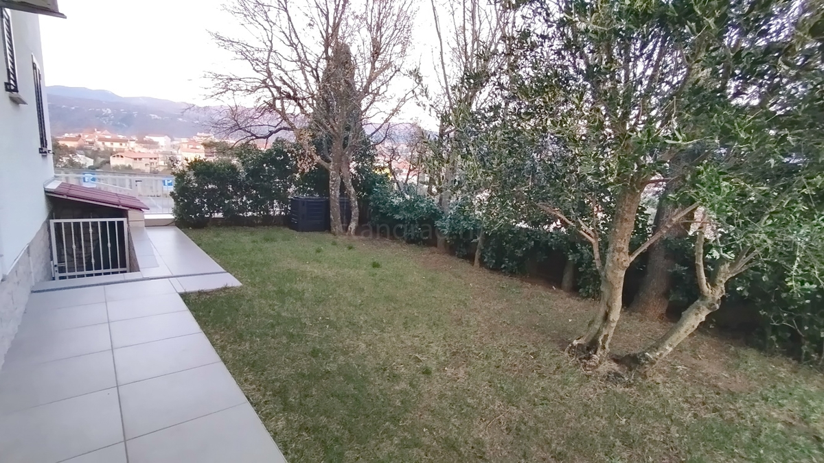 Novi Vinodolski, pritlično stanovanje s teraso v bližini morja!