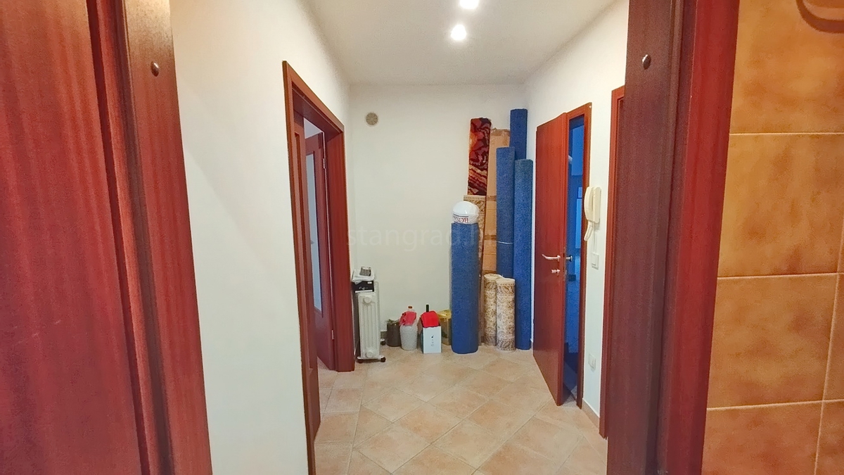 Novi Vinodolski, pritlično stanovanje s teraso v bližini morja!