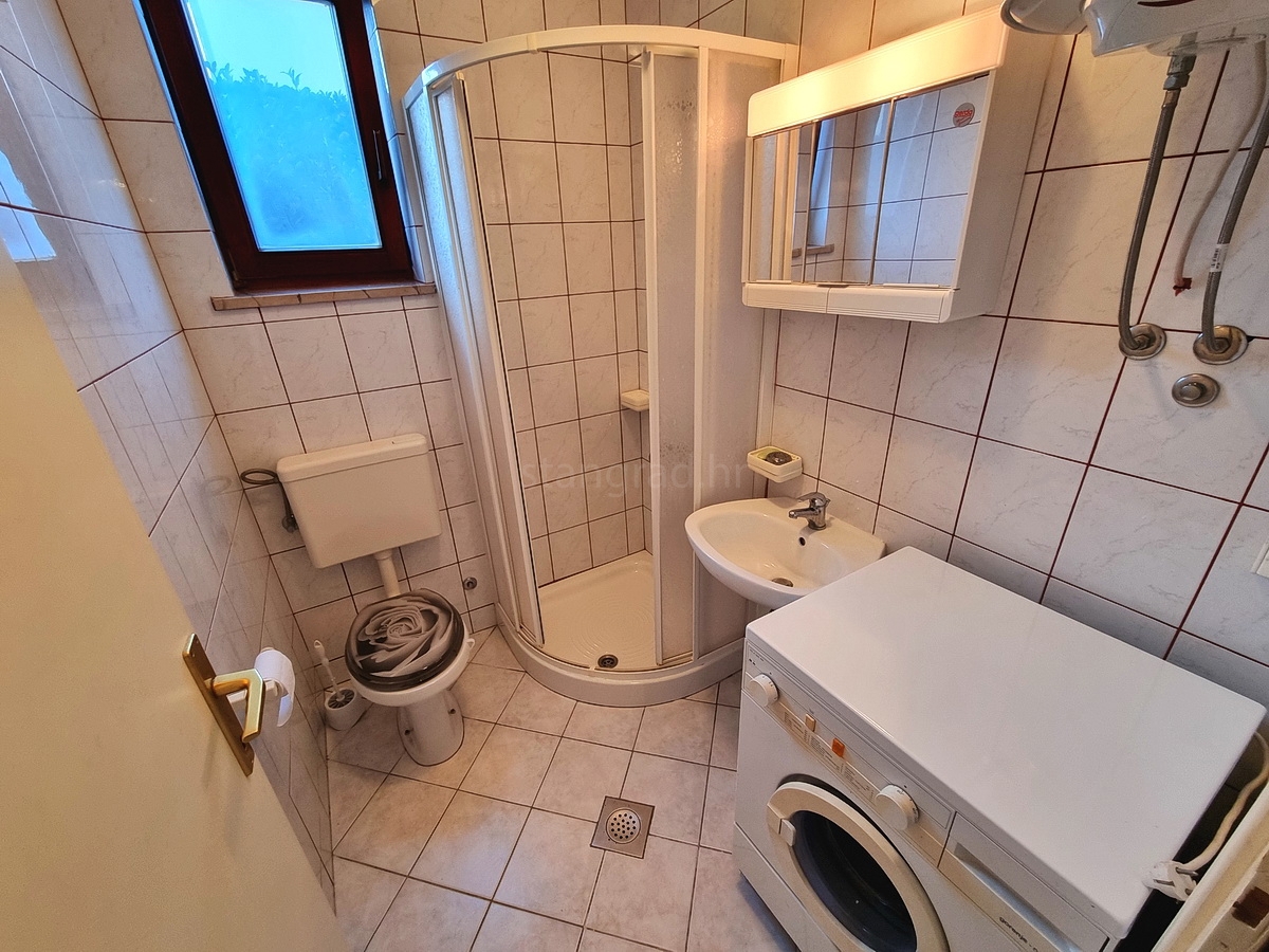 Malinska, pritlično stanovanje zelo blizu morja!