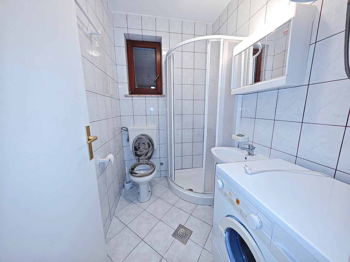 Malinska, pritlično stanovanje zelo blizu morja!