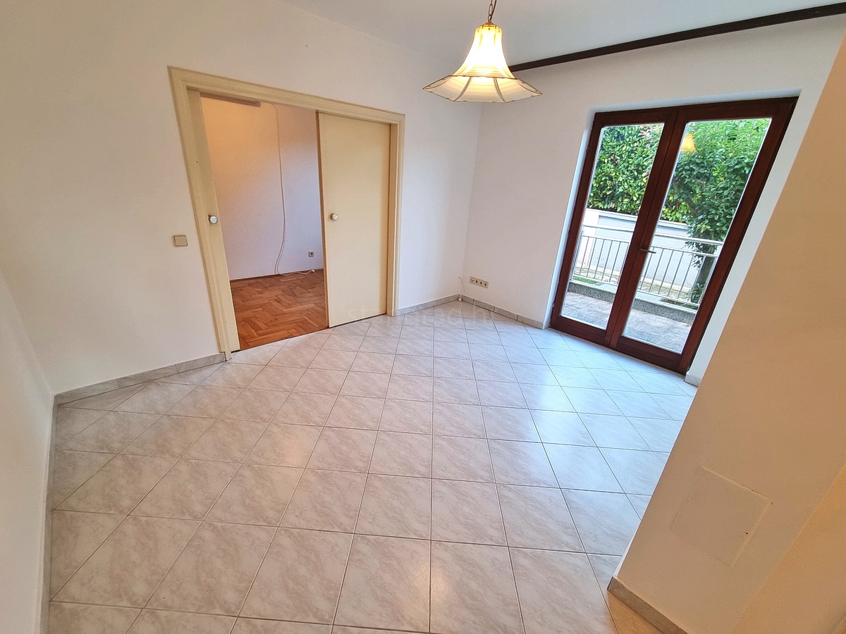 Malinska, pritlično stanovanje zelo blizu morja!