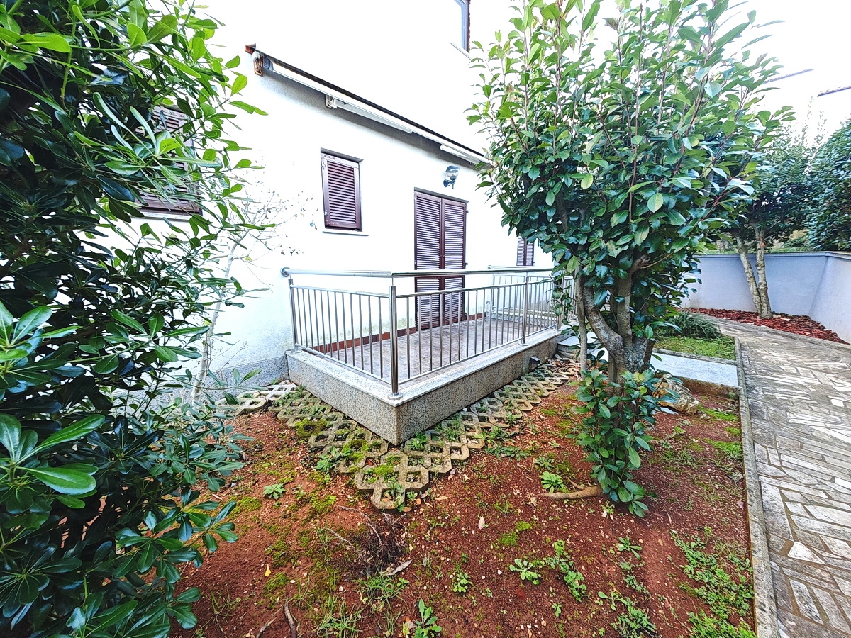 Malinska, pritlično stanovanje zelo blizu morja!