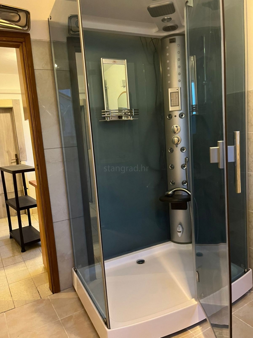 Novi Vinodolski, udobno stanovanje 86 m² le 150 m od plaže!