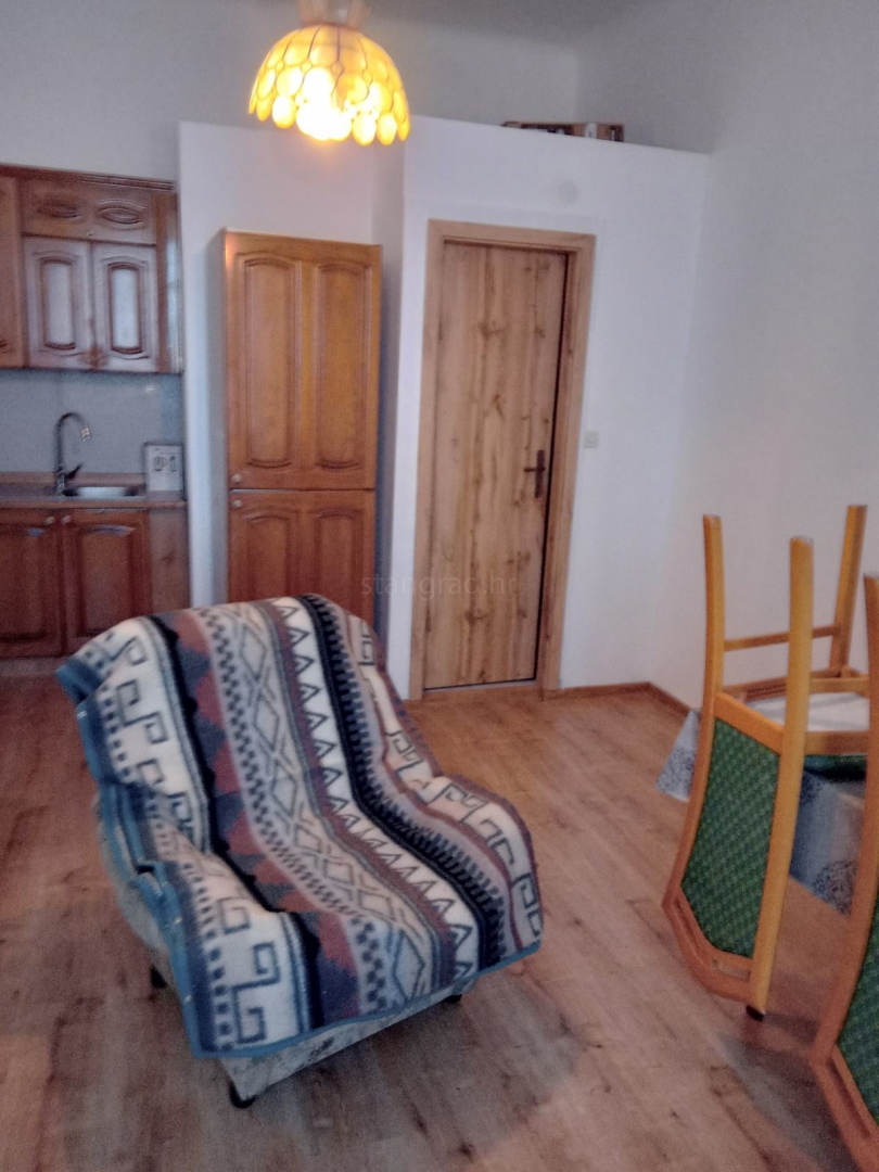 Novi Vinodolski, udobno stanovanje 86 m² le 150 m od plaže!