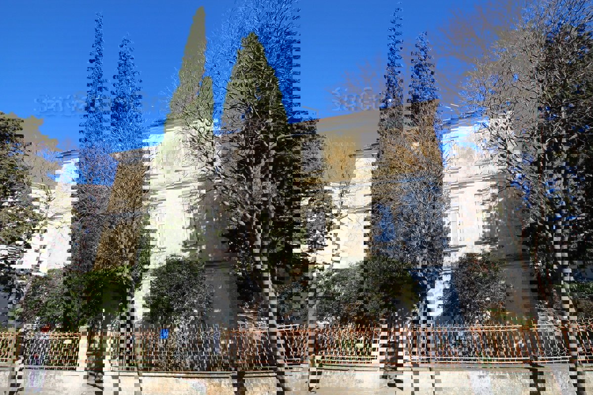 Novi Vinodolski, udobno stanovanje 86 m² le 150 m od plaže!