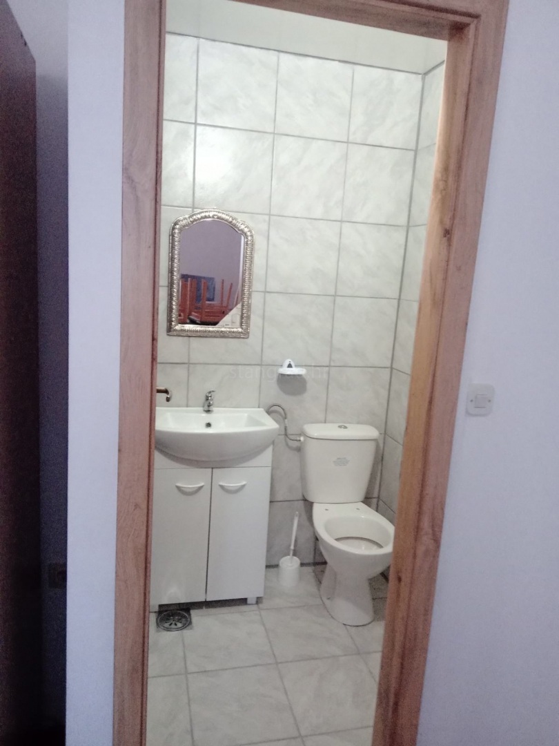 Novi Vinodolski, udobno stanovanje 86 m² le 150 m od plaže!