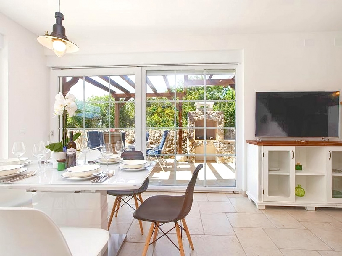 Okolica Krka, hiša s 3 stanovanjskimi enotami s pogledom na morje in bazenom!