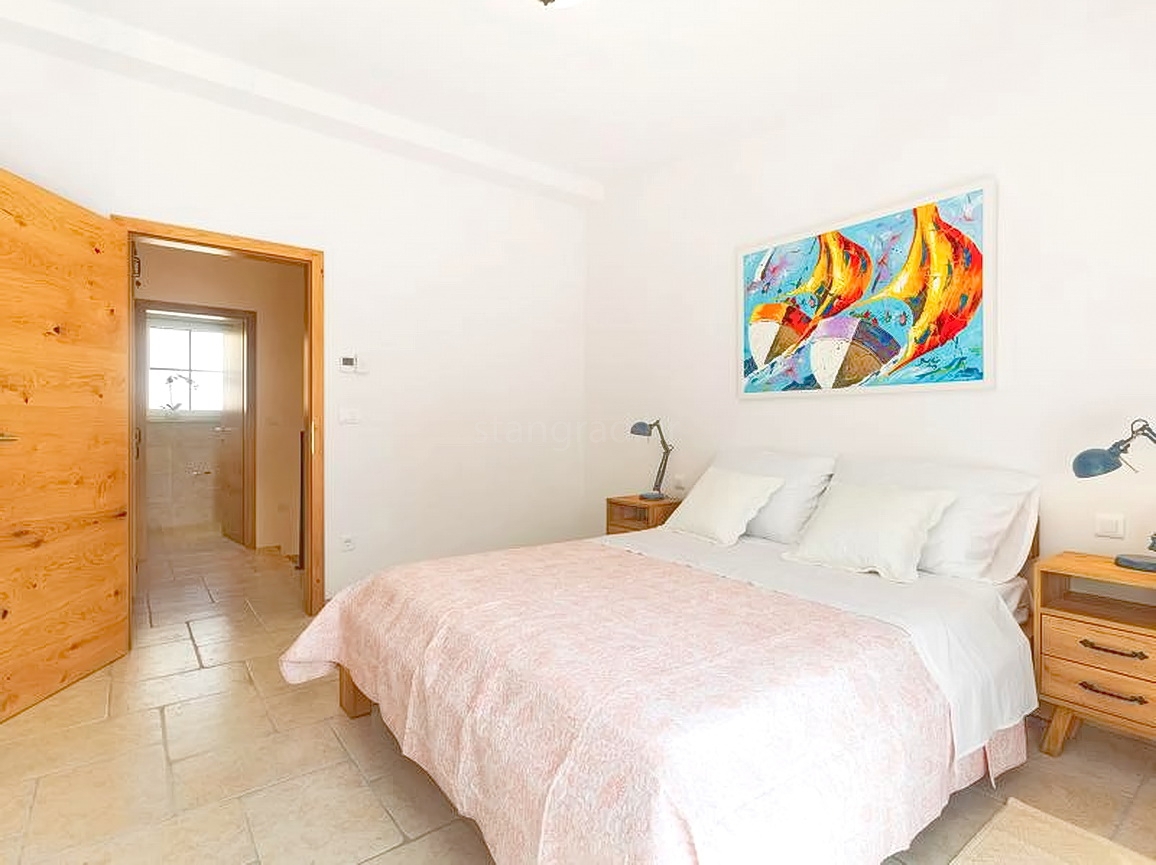 Okolica Krka, hiša s 3 stanovanjskimi enotami s pogledom na morje in bazenom!