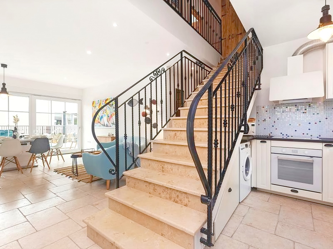 Okolica Krka, hiša s 3 stanovanjskimi enotami s pogledom na morje in bazenom!