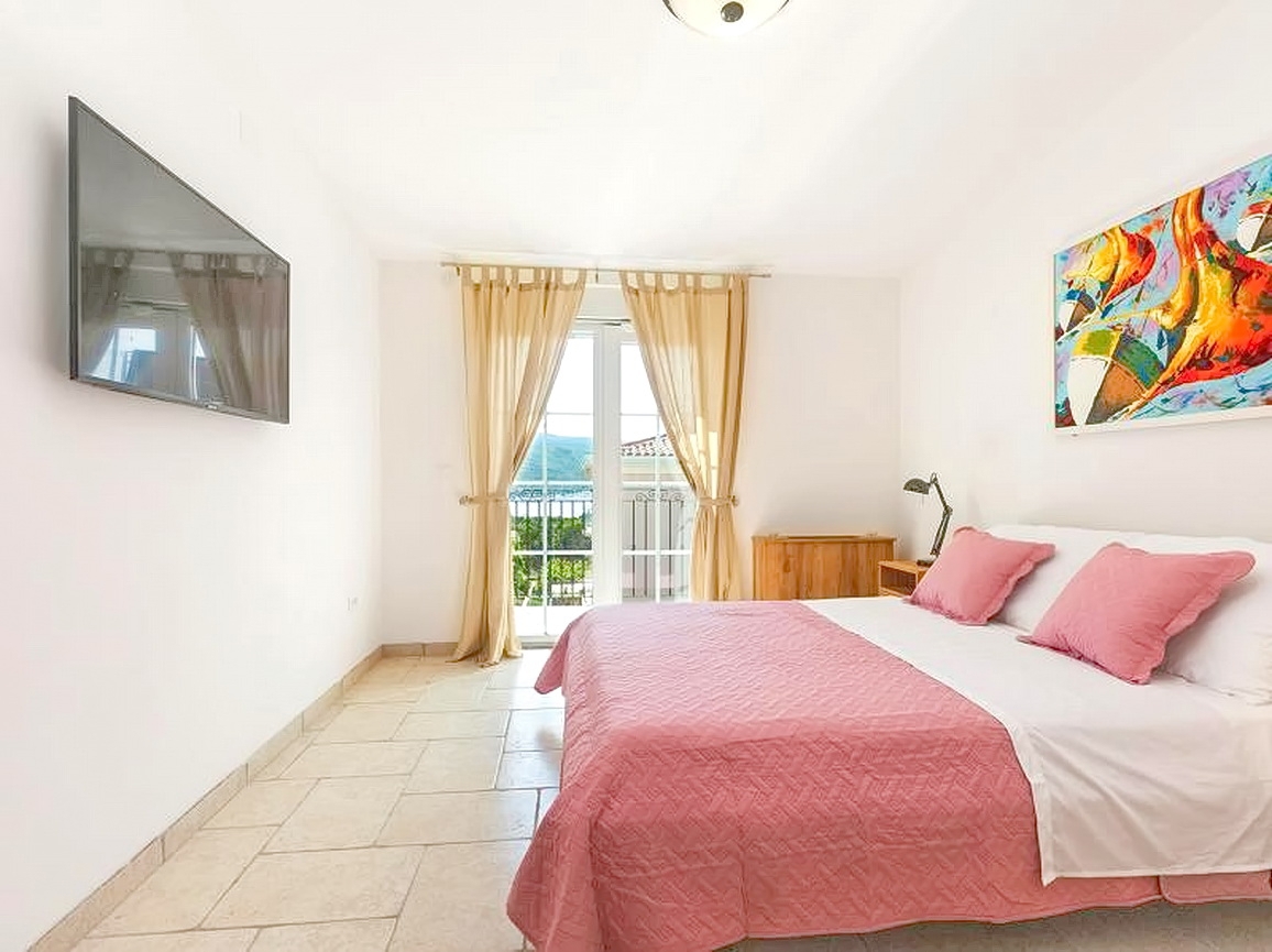 Okolica Krka, hiša s 3 stanovanjskimi enotami s pogledom na morje in bazenom!