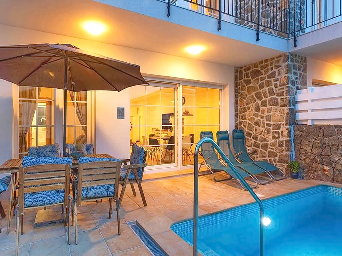 Okolica Krka, hiša s 3 stanovanjskimi enotami s pogledom na morje in bazenom!