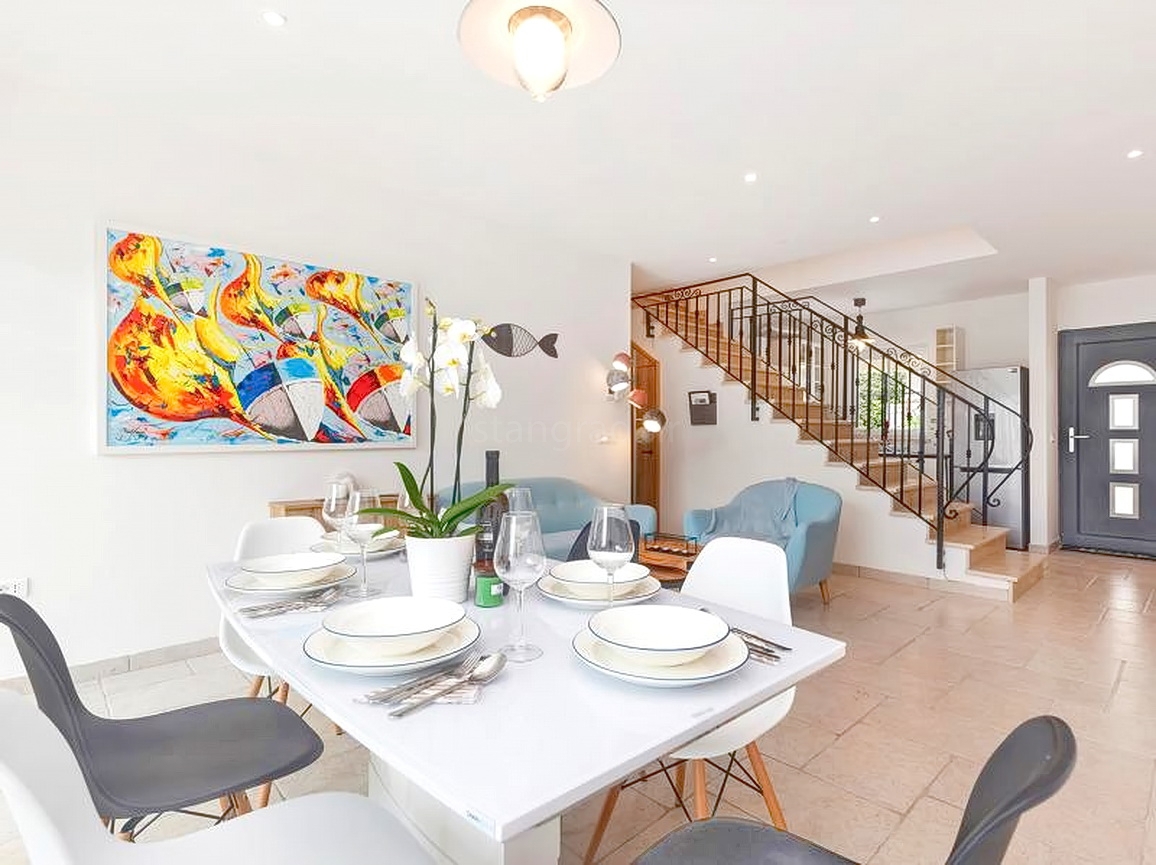 Okolica Krka, hiša s 3 stanovanjskimi enotami s pogledom na morje in bazenom!