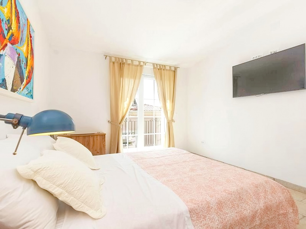 Okolica Krka, hiša s 3 stanovanjskimi enotami s pogledom na morje in bazenom!