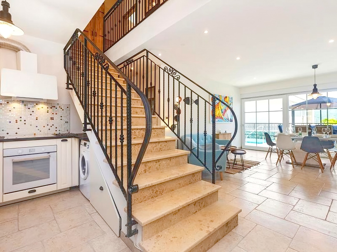 Okolica Krka, hiša s 3 stanovanjskimi enotami s pogledom na morje in bazenom!