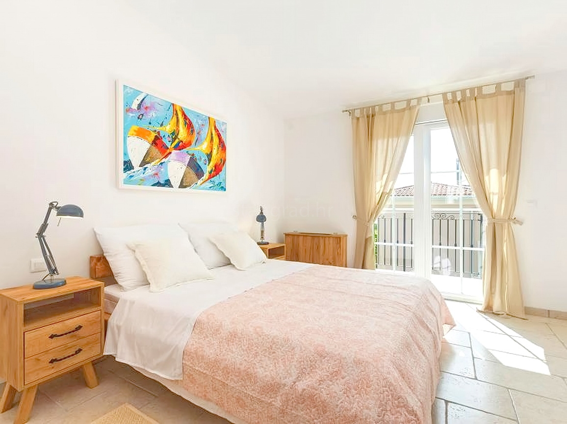 Okolica Krka, hiša s 3 stanovanjskimi enotami s pogledom na morje in bazenom!