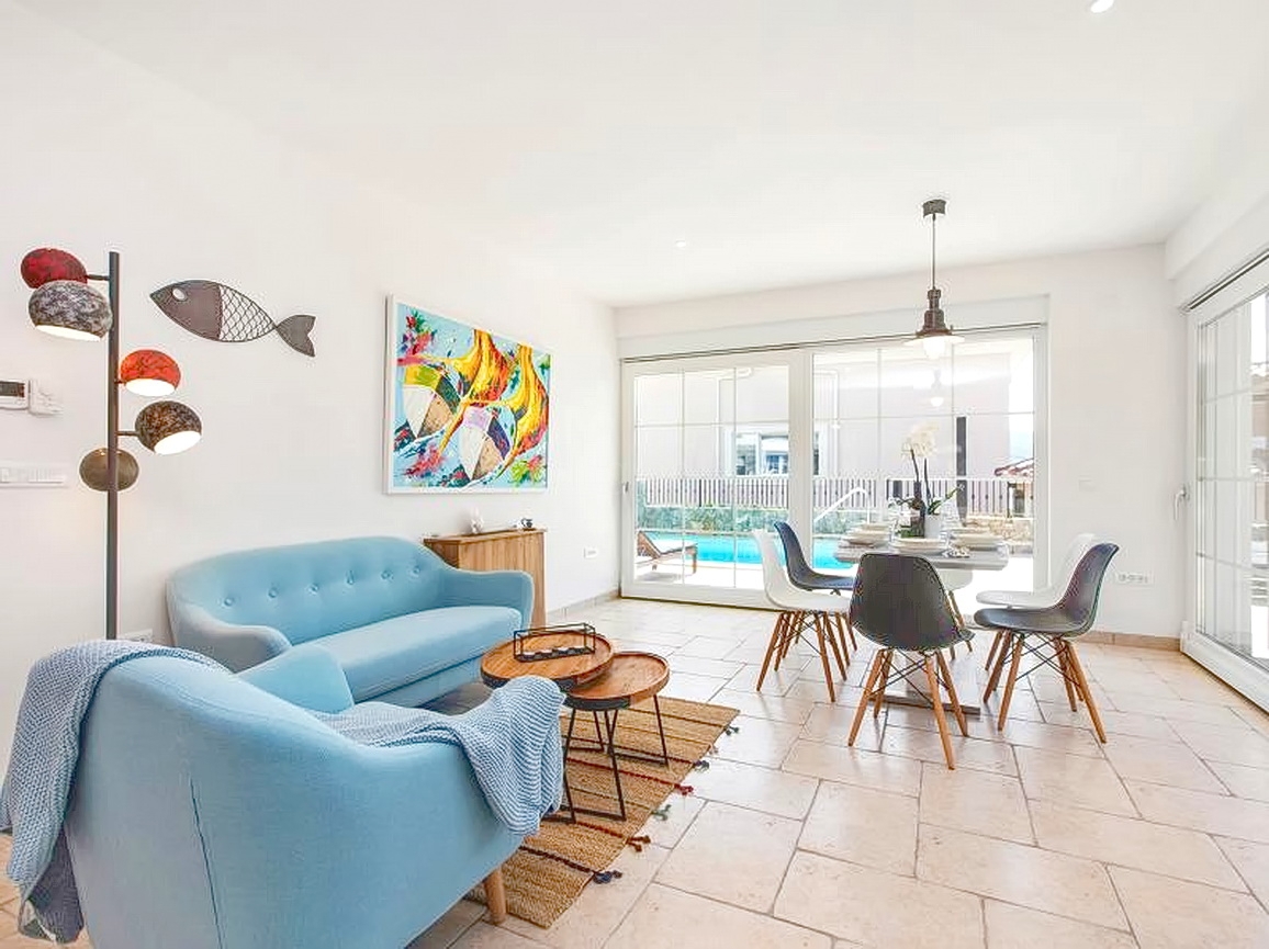 Okolica Krka, hiša s 3 stanovanjskimi enotami s pogledom na morje in bazenom!