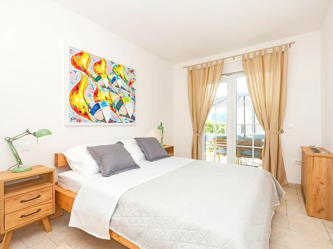 Okolica Krka, hiša s 3 stanovanjskimi enotami s pogledom na morje in bazenom!