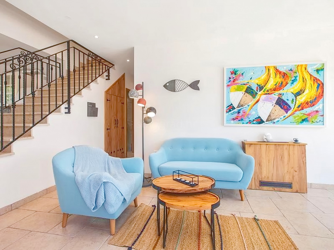 Okolica Krka, hiša s 3 stanovanjskimi enotami s pogledom na morje in bazenom!