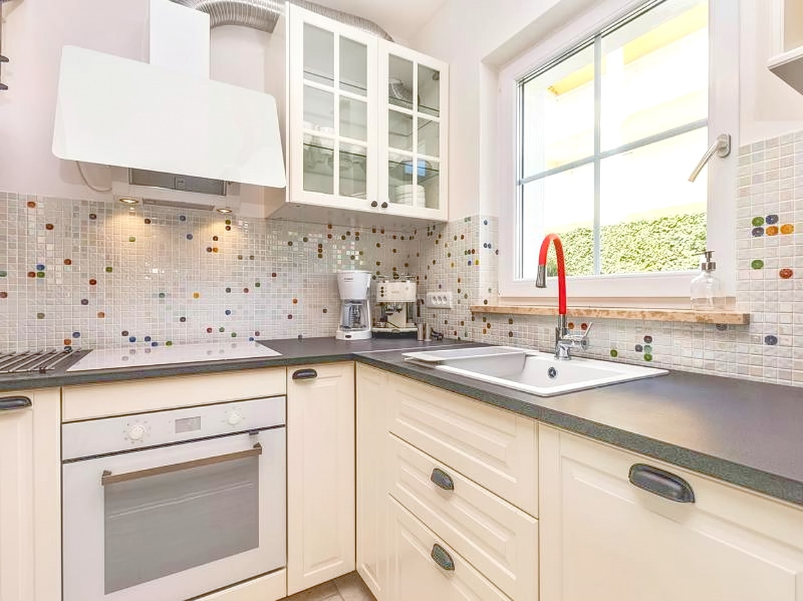 Okolica Krka, hiša s 3 stanovanjskimi enotami s pogledom na morje in bazenom!